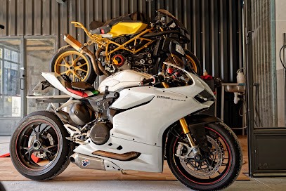 Les Roues Desmoniaques, Garage Moto à Lagnes